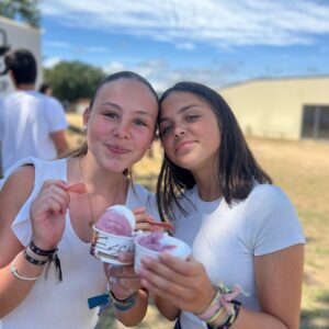 Mi hijo no se despega del móvil: ¿puede un campamento de verano ayudarle a desconectar? 